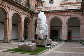Defensa retira la estatua de Franco de la Capitanía General de Valencia