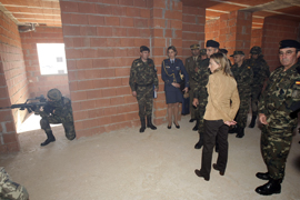 La ministra de Defensa visita la Brigada Paracaidista