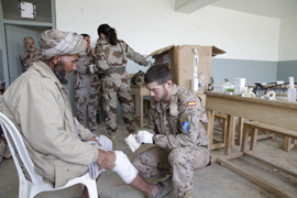 Militares españoles reparten ayuda humanitaria en localidades afganas