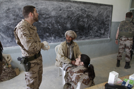 Militares españoles reparten ayuda humanitaria en localidades afganas