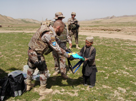Militares españoles reparten material escolar a niños afganos