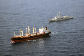 La fragata 'Victoria' durante una de las misiones de la operación 'Atalanta' dando escolta a barcos del Programa Mundial de Alimentos
