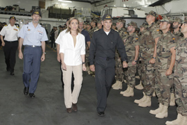 La ministra, con el JEMAD y el comandante Francisco Peñuelas