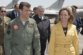 La ministra de Defensa en el curso de vuelo, base aérea de Albacete