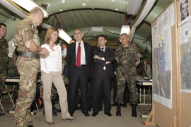 La ministra de Defensa Carme Chacón durante su visita al Puesto de Mando de la Fuerza