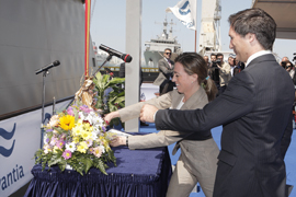 La ministra de Defensa Carme Chacón corta la cinta que da inicio a la botadura del buque