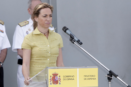 La ministra de Defensa, Carme Chacón, dirige unas palabras al contingente a bordo del buque 'Castilla'