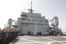 La ministra de Defensa, Carme Chacón, dirige unas palabras al contingente a bordo del buque 'Castilla'