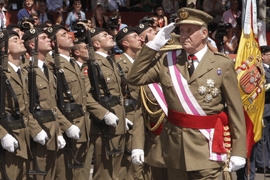 Los Reyes presiden el homenaje a la bandera y a los caídos por España