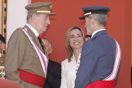 Los Reyes presiden el homenaje a la bandera y a los caídos por España