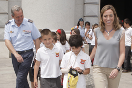 La ministra de Defensa Carme Chacón acompaña a los escolares a subir al emulador