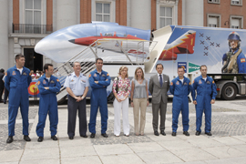 La ministra de Defensa con el Jefe del Estado Mayor del Ejército del Aire, miembros de la Patrulla Águila y representantes de las empresas participantes en la financiación del proyecto