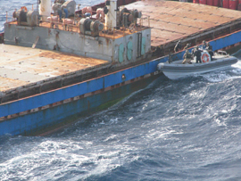 Fotografía del mercante norcoreano 'RIM' obtenida por el avión español P3-Orión.