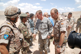 El general McCrystal visita las tropas españolas en Afganistán