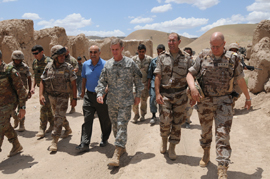 El general McCrystal visita las tropas españolas en Afganistán