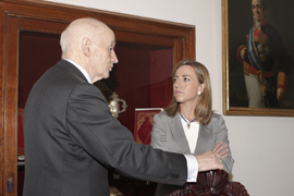 La ministra de Defensa, Carme Chacón con el Director de la Real Academia de la Historia, Gonzalo Ánes y Álvarez de Castrillón durante su visita a la Academia