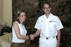 La ministra de Defensa recibe al alumno número uno del XI Curso de Estado Mayor de las Fuerzas Armadas