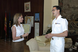 Chacón recibe al alumno número uno del XI Curso de Estado Mayor