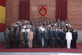 Fotografía de S.M. el Rey con los alumnos del XI Curso de Estado Mayor