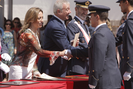 La ministra de Defensa, Carme Chacón, hace entrega del Despacho a un miembro de la promoción