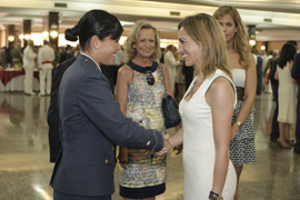 La ministra de Defensa, Carme Chacón, saluda a la teniente Lourdes Losa