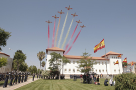 La Patrulla Aguila traza los colores de la bandera nacional al sobrevolar la Academia General del Aire