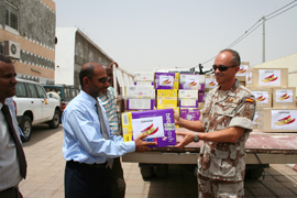 El contingente español en Yibuti entrega material sanitario a un hospital