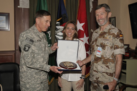 La ministra de Defensa, Carme Chacón, acompañada por el JEMAD general Rodríguez, entrega al general Petraeus la metopa del Departamento