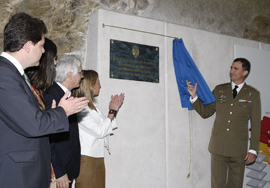 S.A.R. El Príncipe de Asturias descubre la placa