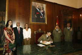 Firma del Libro de Honor del Museo