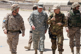 El general Petraeus visita a las tropas españolas en Afganistán