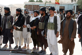 Insurgentes talibanes durante la entrega de armas