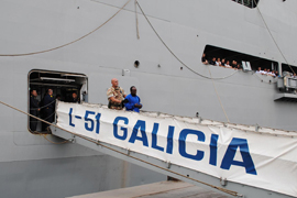 Desembarco de los piratas detenidos la semana pasada por el buque 'Galicia'