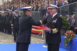 S.M. el Rey entrega la Bandera al comandante del buque de proyección estratégica 'Juan Carlos I'