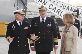 S.M. el Rey, la ministra de Defensa y el AJEMA durante su visita al buque de proyección estratégica 'Juan Carlos I'
