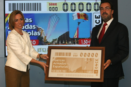 La ministra de Defensa, Carme Chacón, y el presidente de la ONCE, Miguel Carballeda durante la presentación del cupón