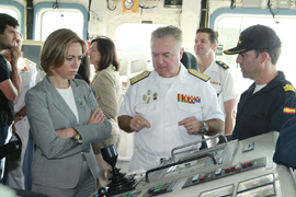 La ministra Chacón junto al Jefe de Estado Mayor de la Armada en el Cazaminas 'Sella'