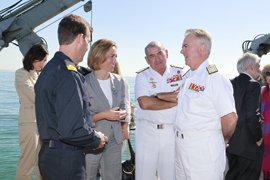 La ministra Chacón junto al Jefe de Estado Mayor de la Armada y el Comandante del buque Cazaminas 'Sella'