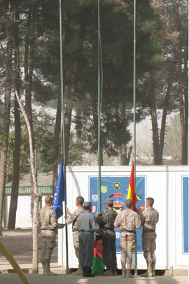 Soldados españoles y afganos arrían las banderas de España y la OTAN, e izan la enseña afgana