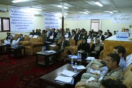 Vista general de la sala durante con la asistencia del ministro de Economía afgano (segundo por la izq) y de la ministra de Trabajo (a la dcha)