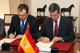Firma de Convenio entre el Secretario de Estado de Defensa, Constantino Méndez y el Secretario General de Innovación, Juan Tomás Hernani