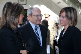 Carme Chacón conversa con José Montilla y la alcaldesa de Hospitalet
