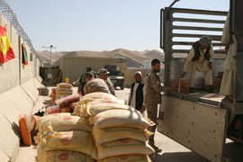 Militares españoles reparten ayuda humanitaria en Afganistán