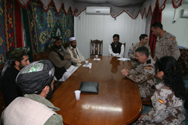 Militares españoles reunidos con autoridades afganas en Badghis