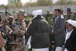 Un grupo de 30 insurgentes afganos entrega sus armas en Qala-i-Naw