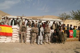 Entrega de ayuda humanitaria en la base de Qala-i-Naw