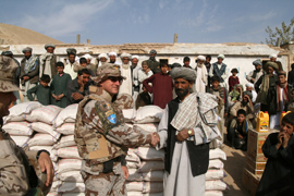 Militares españoles entregan ayuda humanitaria en Qala-i-Naw