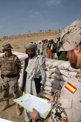 Militares españoles entregan ayuda humanitaria en Qala-i-Naw