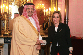 La ministra de Defensa con el viceministro de Defesa y Aviación e inspector general de Asuntos Militares del Reino de Arabia Saudí durante su reunión