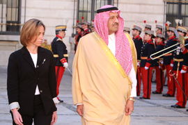 La ministra de Defensa con el viceministro de Defesa y Aviación e inspector general de Asuntos Militares del Reino de Arabia Saudí pasan revista a la Fuerza